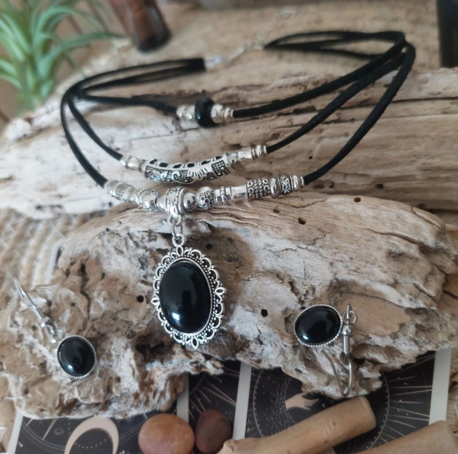Parure boho mystique triple rangs, Petit camée dentelle obsidienne, noir – photo 2